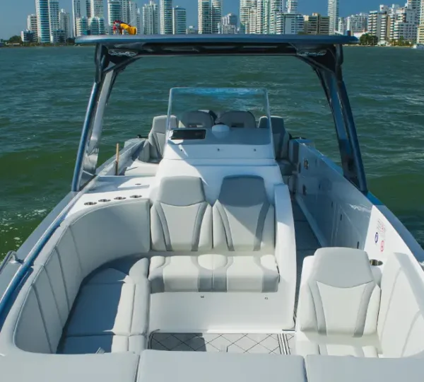 Vista de la proa y consola de la lancha Blue Horizont de 38ft en la bahía de Cartagena.