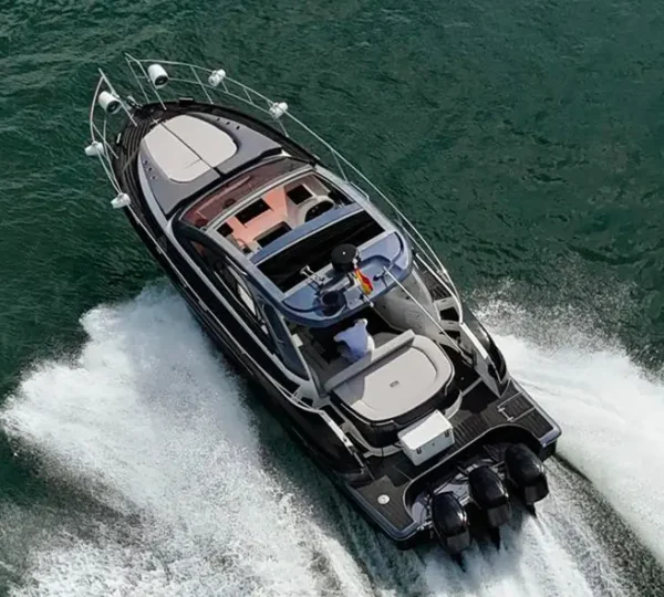 Mini yate Ambar con tres motores navegando a alta velocidad en el mar Caribe, Cartagena de Indias
