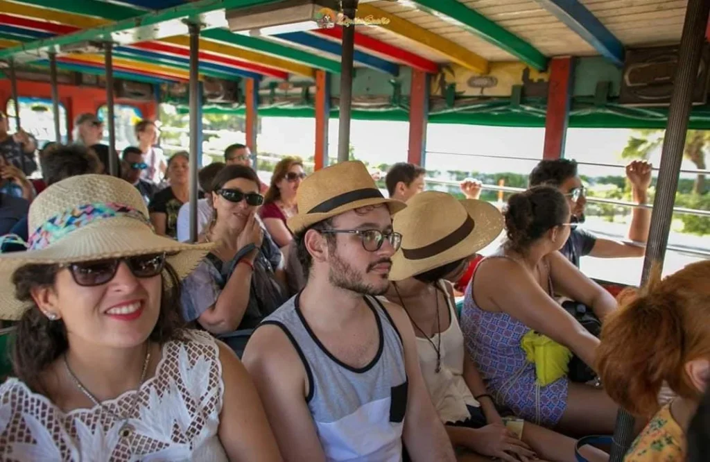 Recorrido en Chiva Típica en Cartagena de Indias.