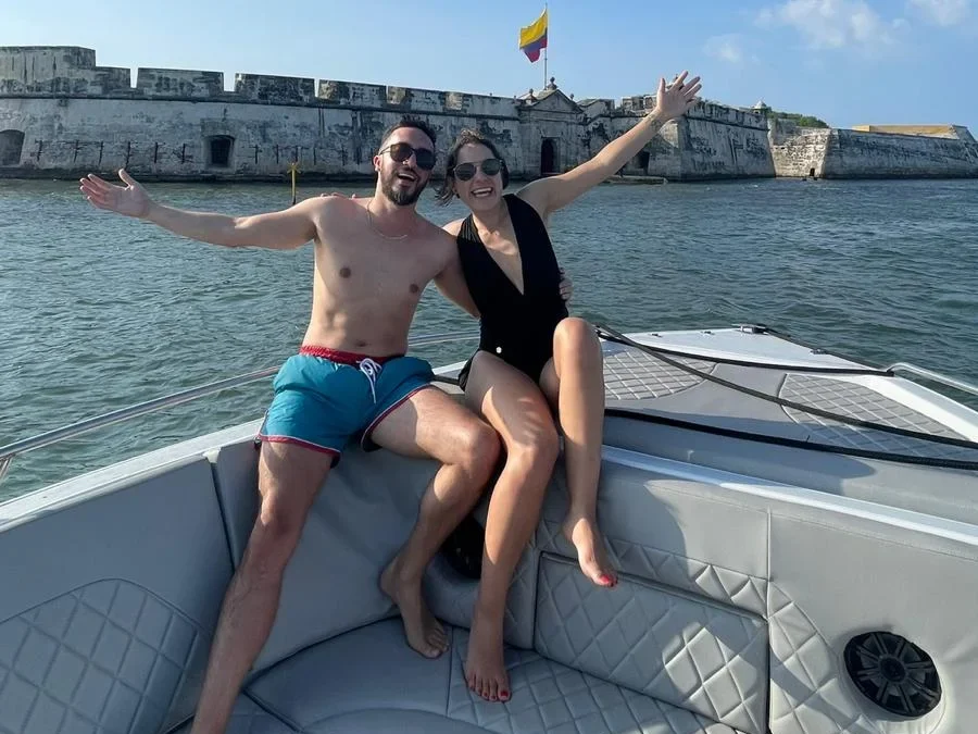 Turistas en la proa de una lancha en Cartagena de Indias.