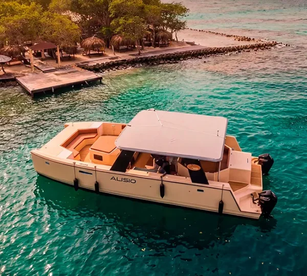 atamarán Alisio 45FT navegando cerca de Islas del Rosario, Cartagena