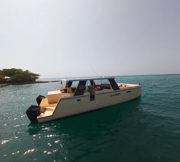 Vista lateral del catamaran Alisio en islas del Rosario