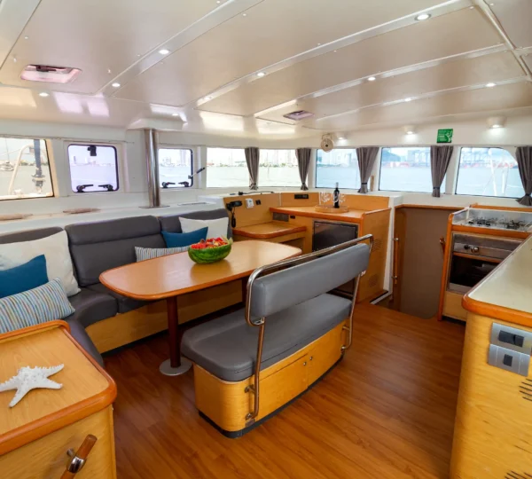 Comedor exterior en popa del catamarán Chicote Lagoon 440