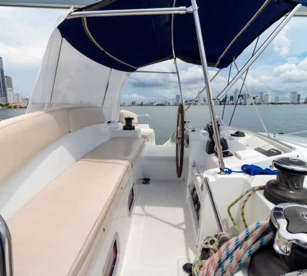Consola de navegación del catamarán Chicote Lagoon 440