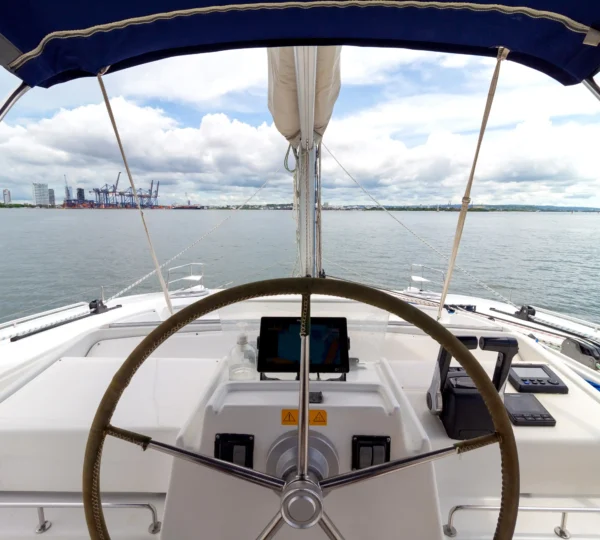 Consola de navegación del catamarán Chicote Lagoon 440
