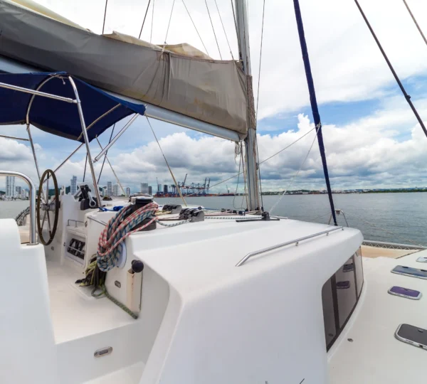 Consola de navegación del catamarán Chicote Lagoon 440