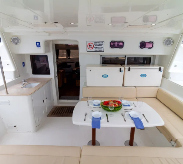 Sala en popa del Catamarán Chicote Lagoon 440