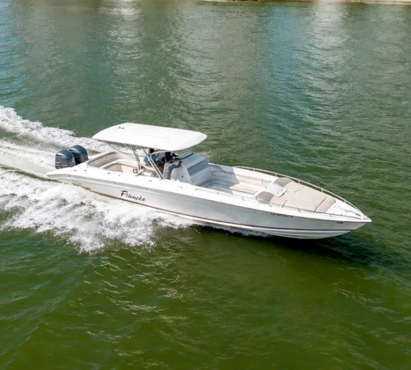 Lancha Fiancee 41FT navegando en Islas del Rosario, Cartagena