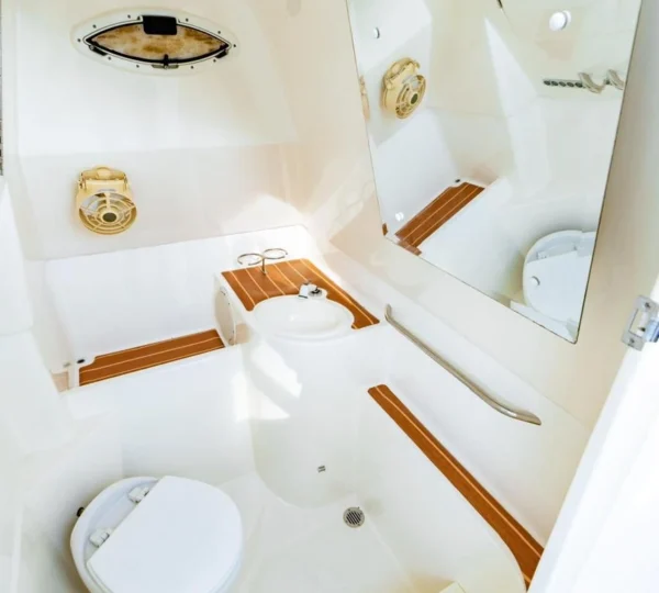 Baño en consola de la lancha Fiancee 41F