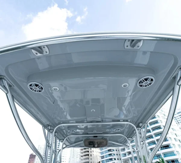 Hard top con parlantes integrados de la lancha Fiancee 41FT en Cartagena