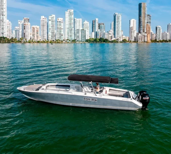 Lancha Bismarck 42FT navegando frente al skyline de Cartagena