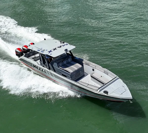 Lancha Maxx 42FT navegando con sus tres motores Yamaha