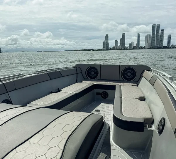 Vista de proa de la lancha Maxx 42FT frente a Cartagena