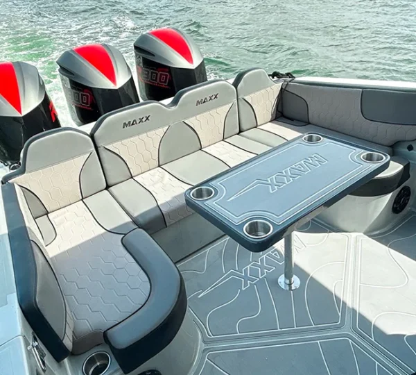 Asientos y mesa de la lancha Maxx 42FT con triple motor Yamaha