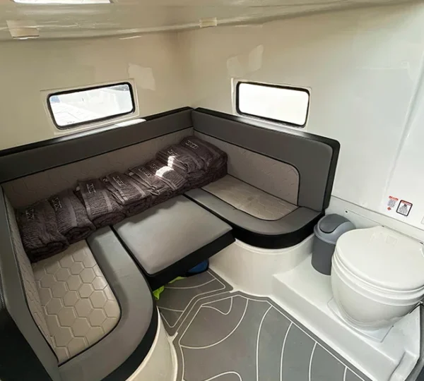 Camarote con baño de la lancha Maxx 42FT