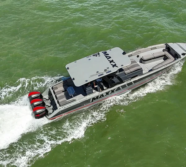 Lancha Maxx 42FT navegando con sus tres motores Yamaha