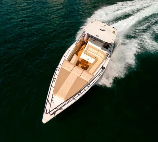 Lancha Zenith 46FT navegando a alta velocidad en Cartagena
