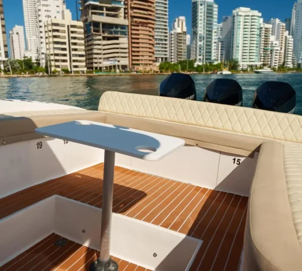 Cubierta trasera de la lancha Zenith 46FT frente al skyline de Cartagena