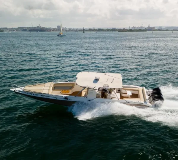Vista aérea de la lancha Zenith 46FT navegando en Cartagena
