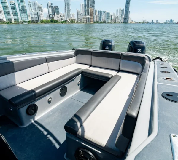 Cubierta trasera de la lancha Don Bruno 42FT frente al skyline de Cartagena