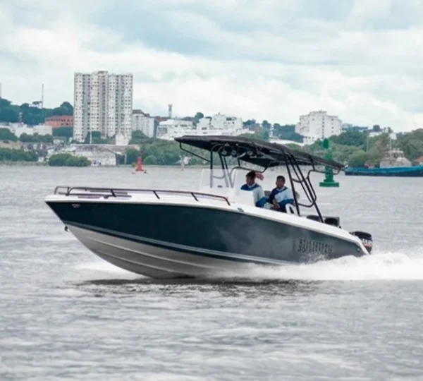 Lancha Shammah 33FT navegando en Cartagena