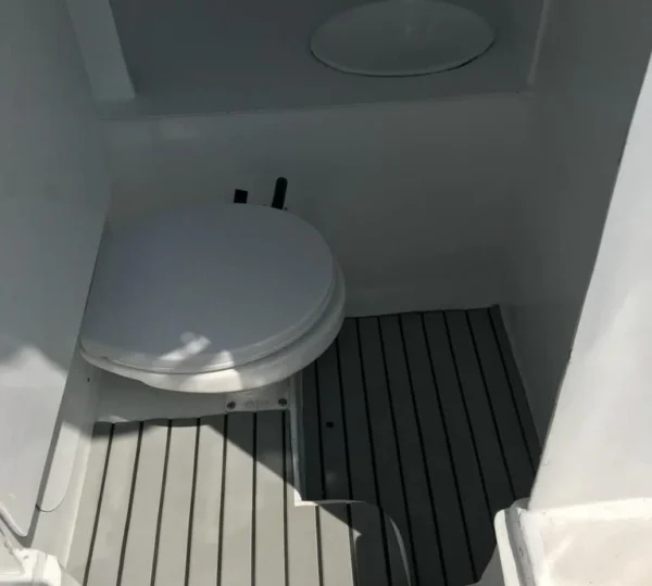 Baño de la lancha Shammah 33FT