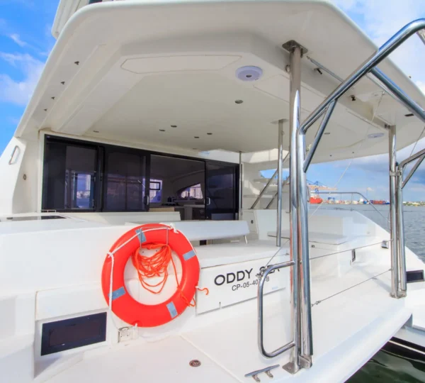 Sala de popa del yate Odysea 43FT