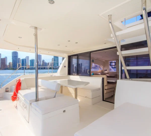 Sala de popa del yate Odysea 43FT