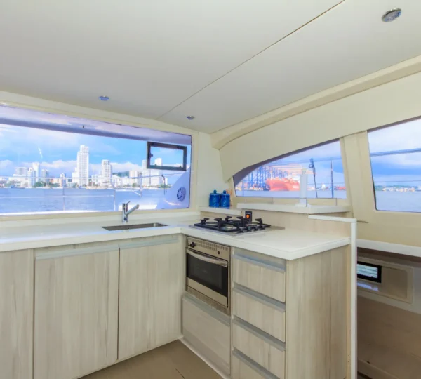 Cocina interior del Powercat Odysea 43FT