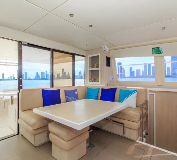 Sala interior del Powercat Odysea 43FT