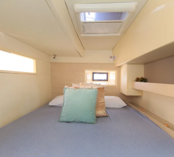 Cabina con claraboya del yate Odysea 43FT