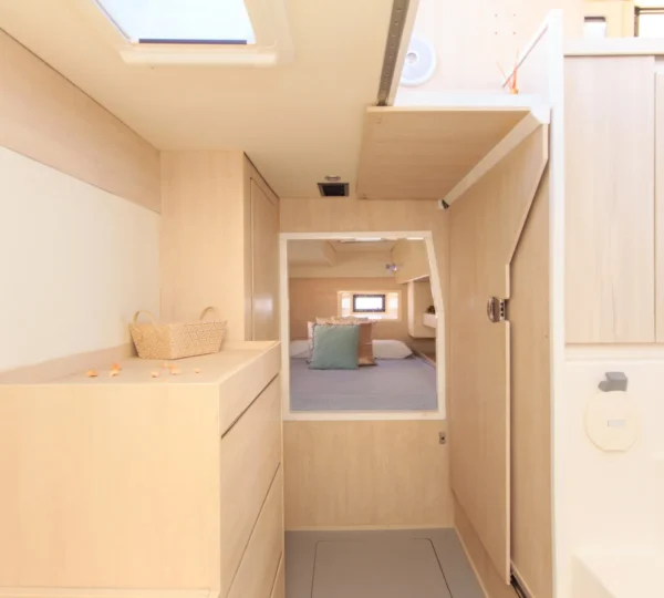 Cabina interior del yate Odysea 43FT