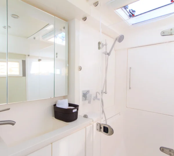 Baño del powercat Odysea de 43FT