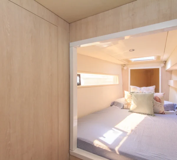 Cabina con claraboya del yate Odysea 43FT