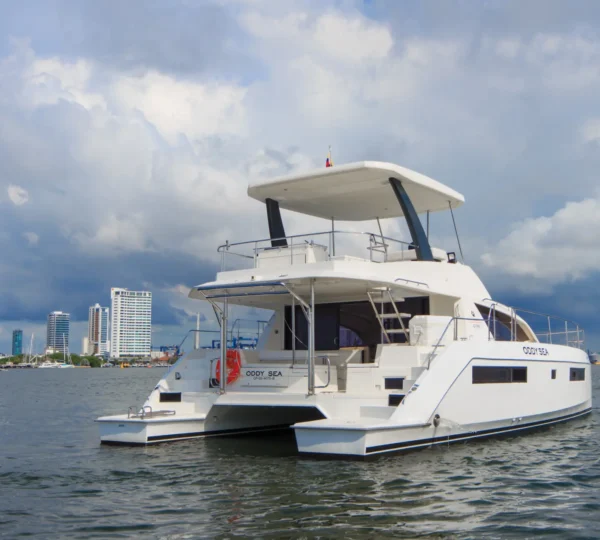 Yate Odysea 43FT navegando frente al skyline de Cartagena