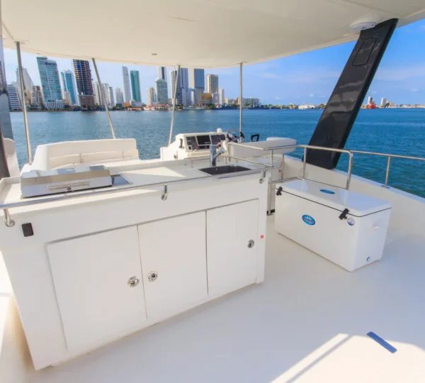 Flybridge con cocina exterior del yate Odysea 43FT