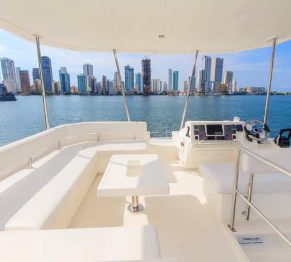 Flybridge con cocina exterior y mando del powercat Odysea 43FT