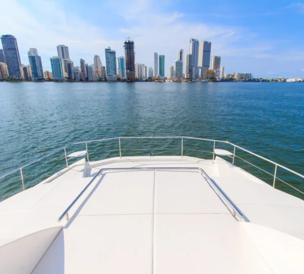 Solarium en proa del yate Odysea 43FT