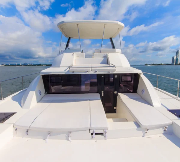 Sala en proa del Powercat Odysea 43FT