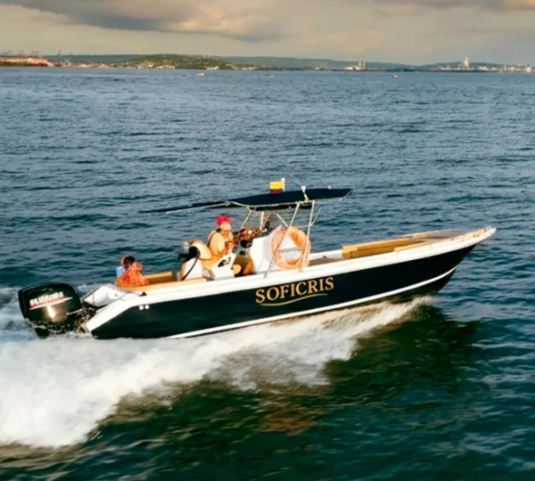 Lancha Soficris 34FT navegando en Cartagena
