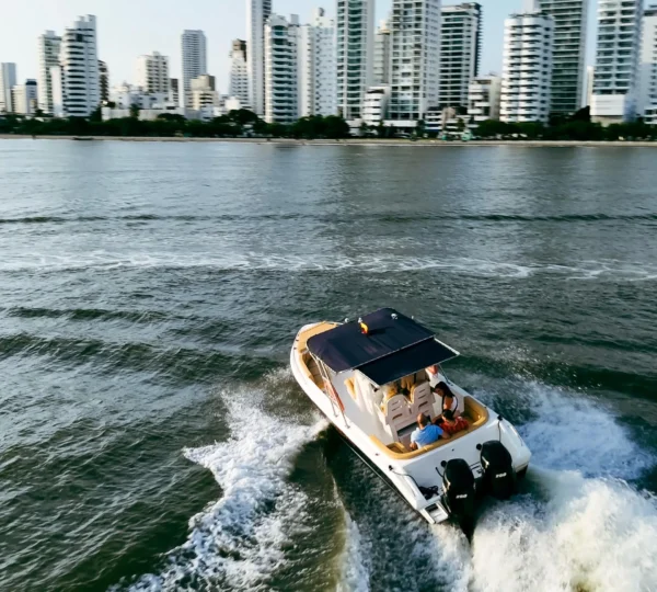 Lancha Soficris 34FT navegando en la bahia de Cartagena de indias