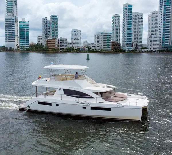 Yate Valhalla 51FT navegando frente al skyline de Cartagena