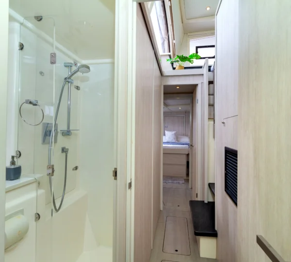 Baño con ducha del yate Valhalla 51FT