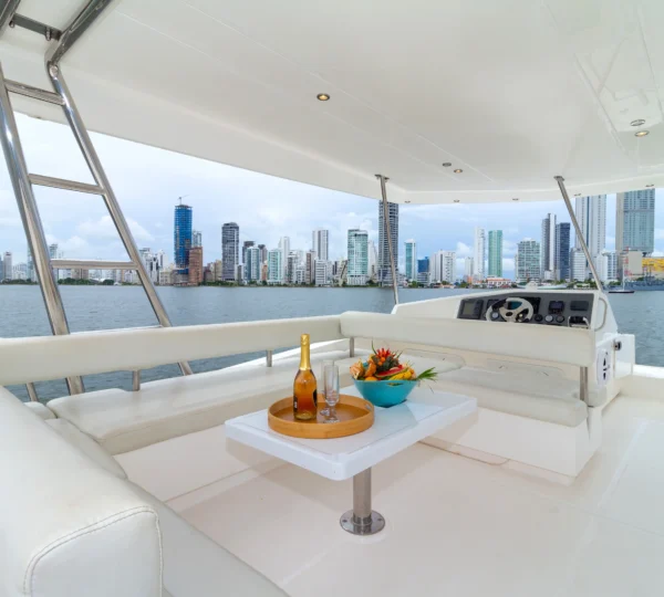 Comedor en flybrige del yate Valhalla 51FT
