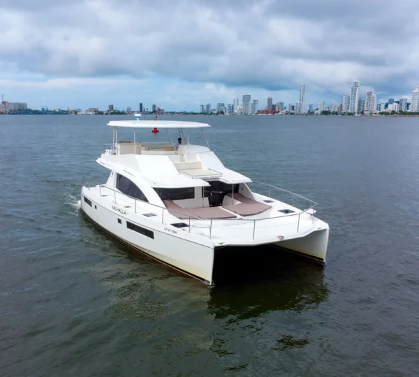 Yate Valhalla 51FT navegando frente al skyline de Cartagena