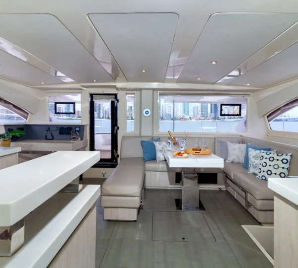 Sala interior del yate Valhalla 51FT