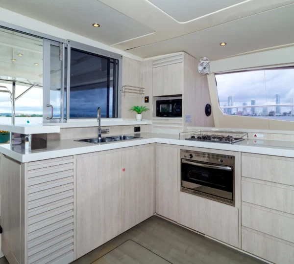 Cocina interior del yate Valhalla 51FT