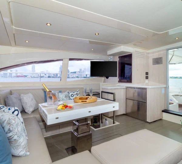 Sala interior del yate Valhalla 51FT