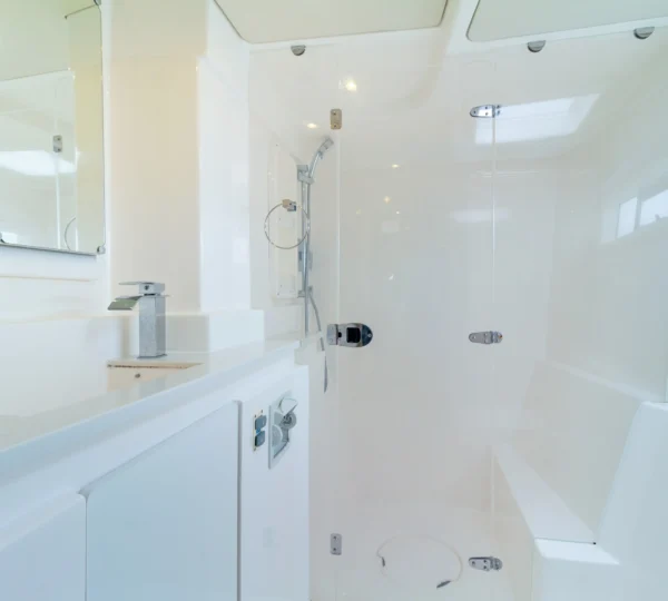 Baño con ducha del yate Valhalla 51FT