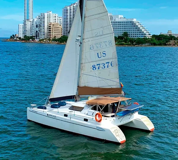 Catamarán Armonia de 36 pies navegando frente al skyline de Cartagena de Indias